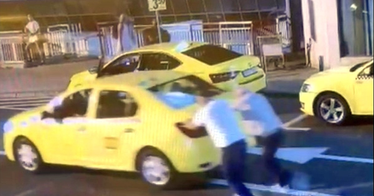A fost nevoie de doi oameni care să împingă taxiul ca să pornească