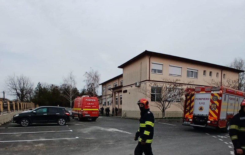 Sute de elevi și profesori au ieșit dintr-o școală din Cuza Vodă, județul Constanța, din cauza unui miros. Pompierii intervin