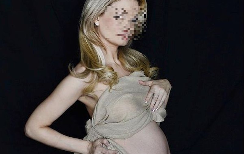 Un fost iepuraș Playboy vrea să mănânce placenta bebelușului după ce va naşte