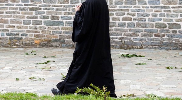 Preot in haine negre , calugar Athos