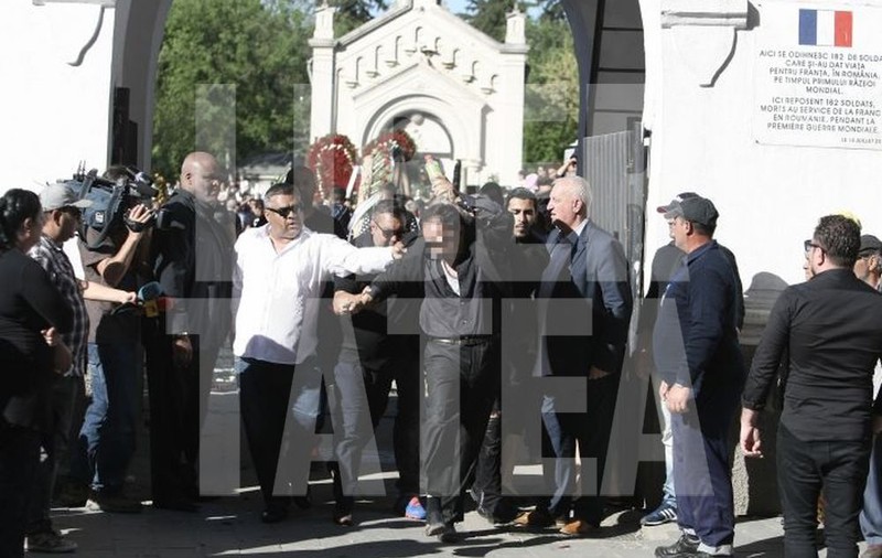 Fane Spoitoru a fost condus pe ultimul drum ca un rege. Înmormântare cu incidente. Un bărbat a fost scos cu forța din cimitir și pus la pământ / GALERIE FOTO + VIDEO