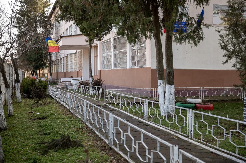 În lipsa unei microferme, elevii se ocupă de grădina de lângă şcoală