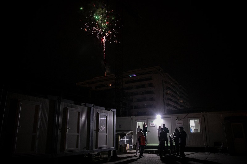 Câțiva dintre oamenii care și-au petrecut noaptea de Revelion în adăpost au ieșit afară la miezul nopții să vadă artificii.