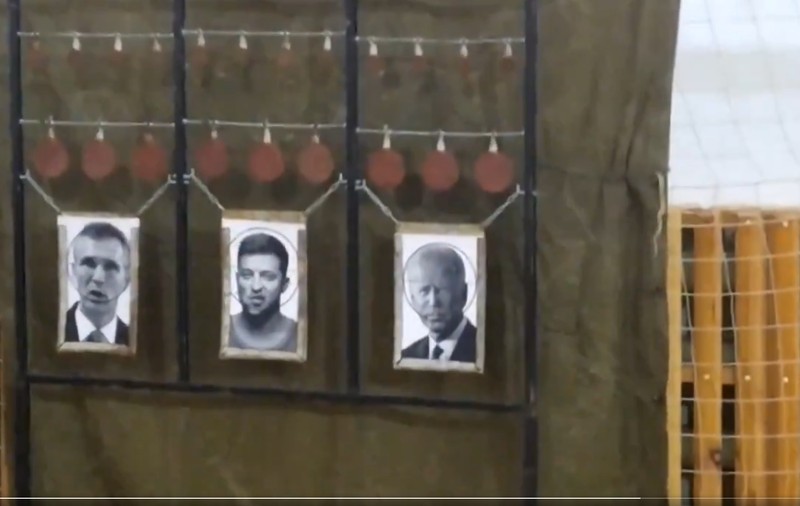 Copiii ruși iau lecții de „patriotism” trăgând cu arma în fotografii cu Zelenski, Biden și Stoltenberg | VIDEO