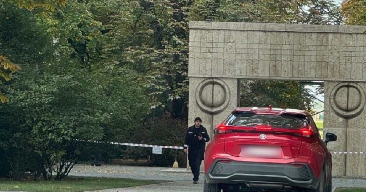 S-a oprit cu mașina la câțiva metri de Poarta Sărutului