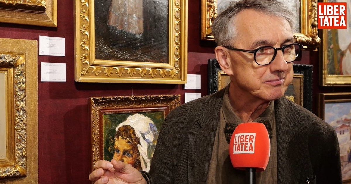 Un bărbat cu ochelari, Horia-Roman Patapievici, vorbește la un icrofon pe care scrie Libertatea, în spatele lui fiind mai multe tablouri