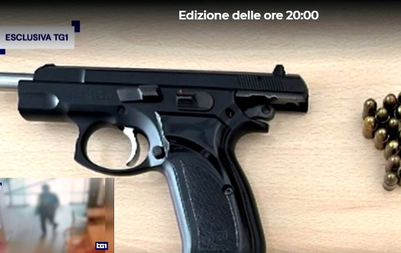 Poliția investighează o posibilă tentativă de asasinat, după ce a găsit o valiză cu un pistol și muniție, înainte de vizita Papei Francisc la Trieste