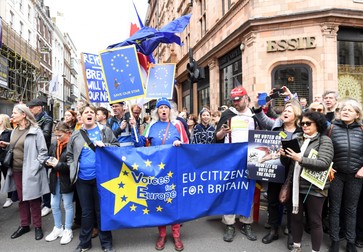 epa07458072 People attend the 'Put it to the People' march in London, Britain, 23 March 2019. Hundreds of thousands of people take part in the protest calling for a referendum on the final Brexit deal. EPA-EFE/FACUNDO ARRIZABALAGA