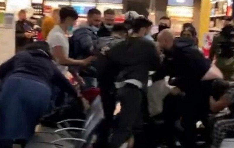 Românii care s-au bătut în Aeroportul Luton sunt rude. 11 dintre ei, puși sub acuzare