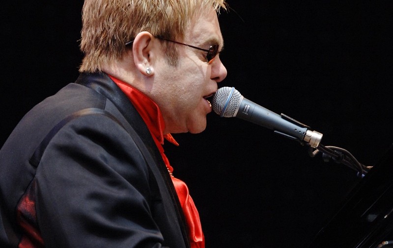 Elton John şi-a amânat concertul cu o săptămână