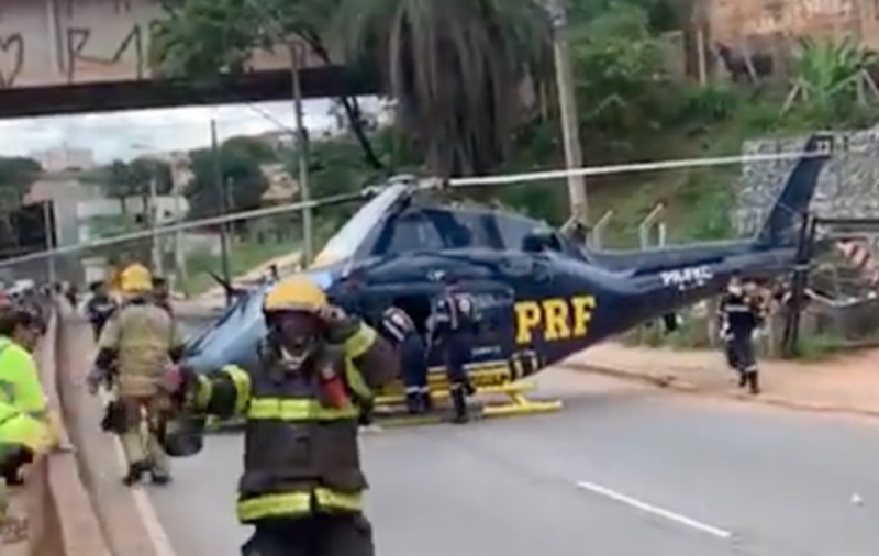 Un elicopter care transporta la spital victima unui grav accident rutier a aterizat forțat pe o autostradă din Brazilia | VIDEO
