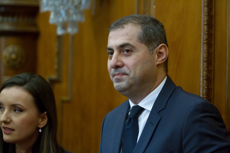 Ministrul IMM-urilor si antreprenorilor, Florin Jianu, discuta cu jurnalistii dupa audierea in comisia de specialitate, la Palatul Parlamentului, miercuri 4 decembrie 2017. ALEXANDRA PANDREA/MEDIAFAX FOTO