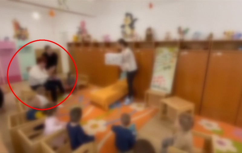 Educatoare filmată când lovește o fetiță de un an, la Brăila. Poliția s-a autosesizat după ce imaginile au ajuns pe internet | VIDEO