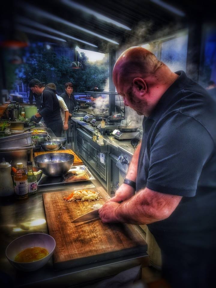 Chef Cătălin Scărlătescu și foștii săi elevi de la show-ul culinar