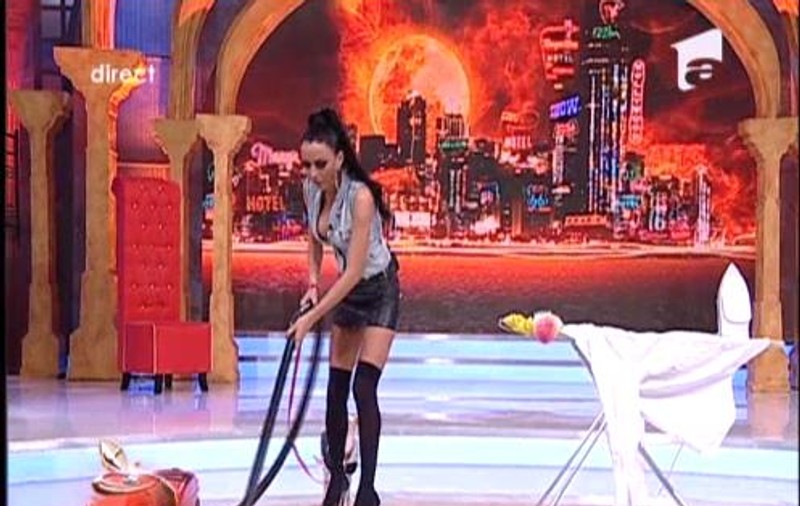 Daniela Crudu, FATĂ DE CASĂ! Calcă, spală şi dă cu aspiratorul pe TOCURI CUI! FOTO