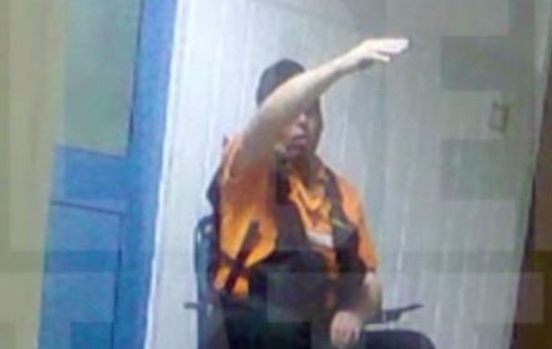 Video | Bolnavii, ţinuţi la uşa camerei de gardă a spitalului din Buzău pentru că... se spăla pe jos