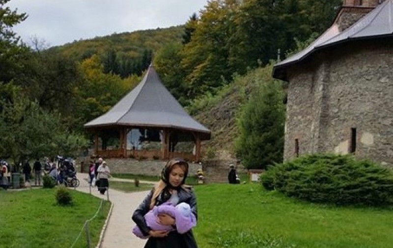 BEYONCE de ROMÂNIA, ACUZATĂ DE PĂCAT, după ce şi-a dus FETIŢA LA MĂNĂSTIRE: "Nu ai voie..."