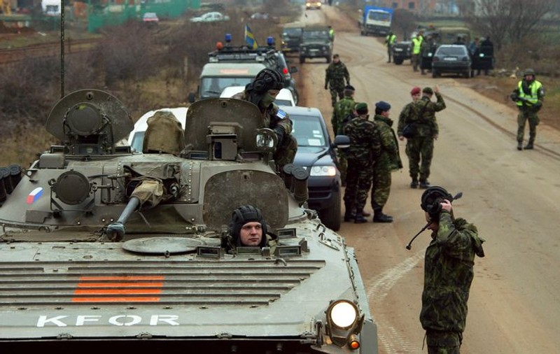 Un convoi de militari români a fost atacat în Kosovo 