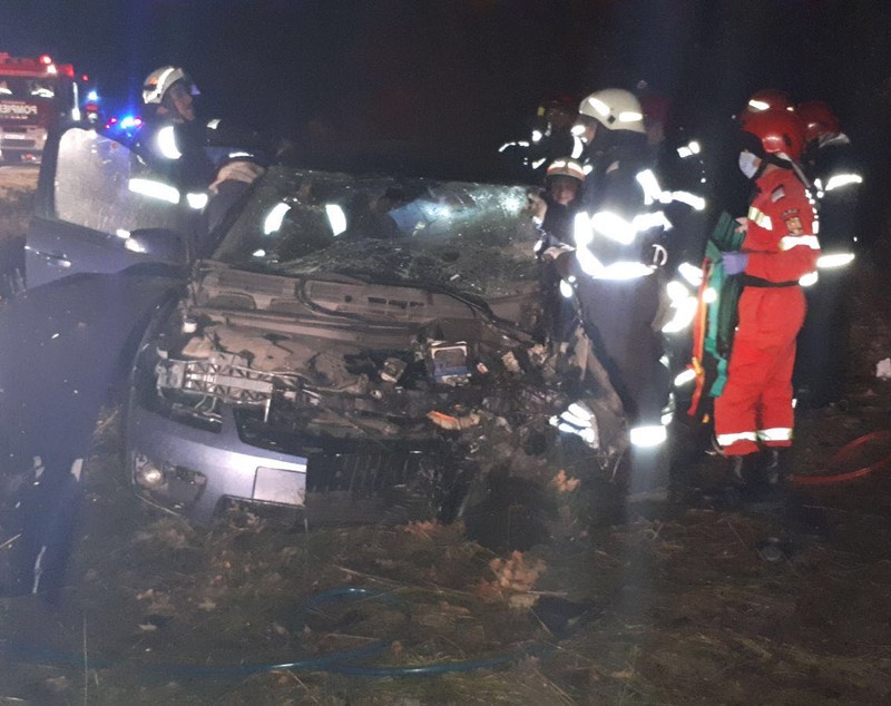 UPDATE: Copil în stop cardio-respirator și trei adulți încarcerați, într-un accident cumplit în Timiș. Copilul a murit/ FOTO