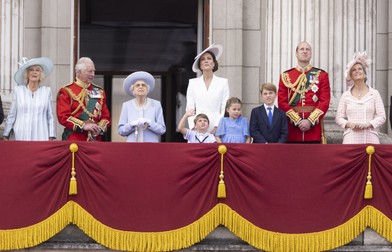 Membrii Familiei Regale urmărind reprezentația Aviației Britanice, deasupra Palatului Buckingham. Regina Elisabeta, alături de prințul Charles, soția sa< Camilla, ducesa de Cornwall, prințul William și soția sa, Kate, cu cei trei copii ai cuplului regal | Foto: Hepta
