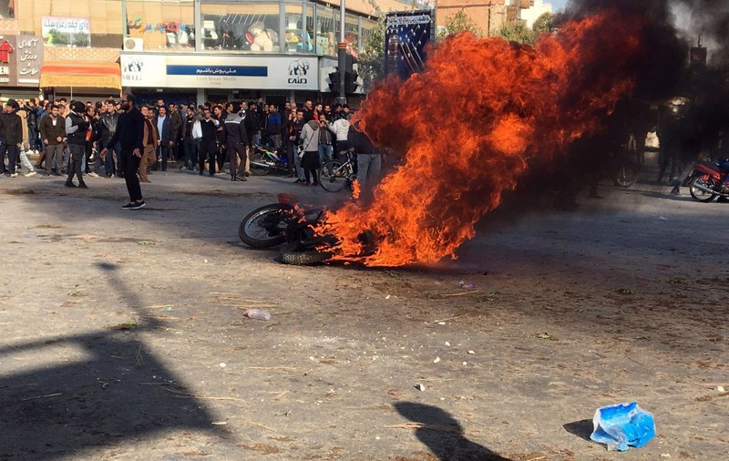 Revoltele degenerează în Iran. ONU se teme că ”zeci de oameni ar fi murit”. Măsură fără precedent a regimului
