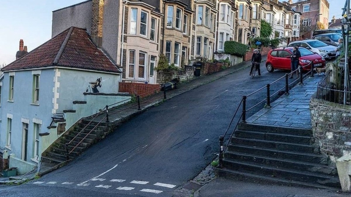Vale Street, o stradă din Anglia, este atât de înclinată încât oamenii se prind de stâlpi ca să nu o ia la vale.