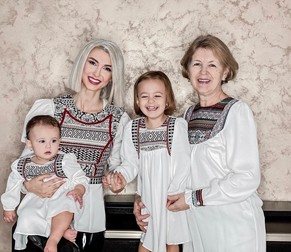 Andreea Bălan, mama ei și fiicele, de 1 Decembrie