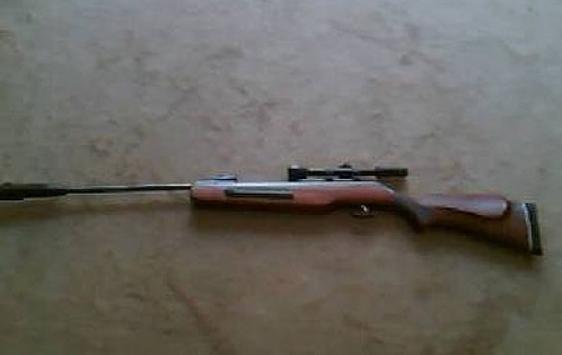 Tânăr din Mureş, reţinut de poliţişti după ce şi-a ameninţat mama cu o armă de tir sportiv. A tras cu arma în casă