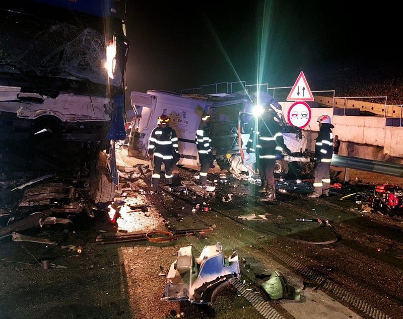 Imagini cumplite lângă Sibiu. Doi oameni au murit într-o dubă care a intrat într-un TIR, la ieșirea de pe A1 spre Valea Oltului