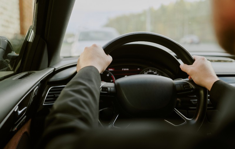Un tânăr fără permis a furat o mașină ca să nu meargă pe jos acasă: a condus trei ore în prima viteză