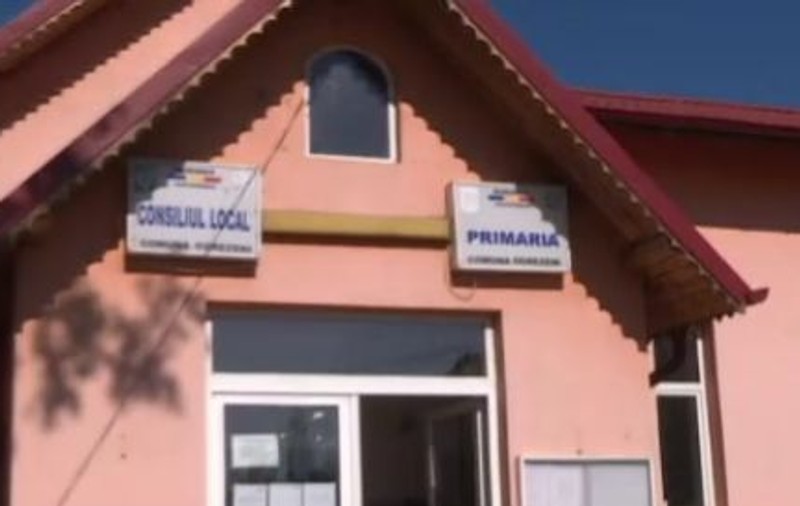 Mesajul șocant al unui edil din Giurgiu pus pe clădirea primăriei: ”Se fumează oricât, orice. F**k USA și p'ăia de la București” | FOTO