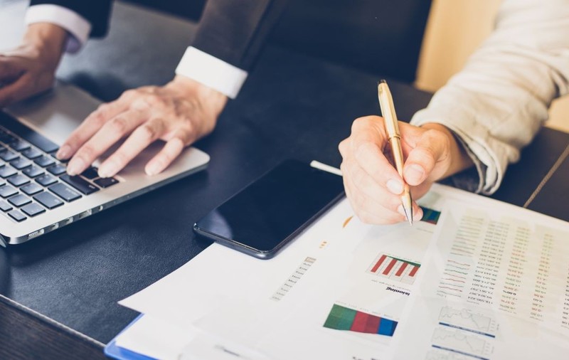 Guvernul propus de Luca Niculescu vrea să elimine impozitul minim pe cifra de afaceri din 1 ianuarie 2027. Poză cu caracter ilustrativ. Foto: Shutterstock