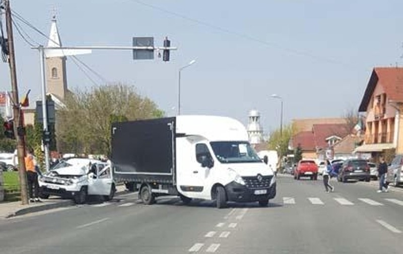 Un primar a provocat un accident rutier. A făcut praf mașina instituției și a ajuns la Urgențe!