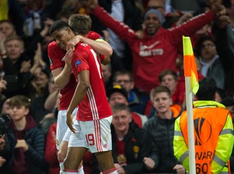epa05918298 Manchester United's Marcus Rashford (C) is congratulated by Michael Carrick after scoring a goal during the UEFA Europa League quarter final, second leg soccer match between Manchester United and RSC Anderlecht at Old Trafford in Manchester, Britain, 20 April 2017. EPA/PETER POWELL
