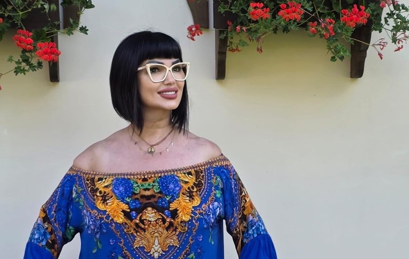 Cum au apărut Ozana Barabancea și fiica ei la sfințirea Catedralei Mântuirii Neamului. Ținuta nonconformistă a vedetei a atras atenția tuturor