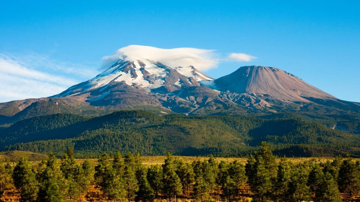 Trei tineri au planificat cu Gemini o ascensiune pe un munte de peste 4.300 de metri şi au rămas blocați pe vârful Muntelui Shasta, California. Sursă foto: Getty Images