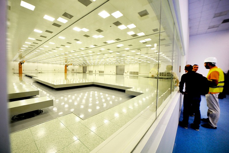 Primele componente ale Extreme-Light Infrastructure – Nuclear Physics (ELI-NP), au fost scoase din ambalaje în August 2016, pentru a fi asamblate pe amplasamentul special construit de la Institutului Național pentru Fizică și Inginerie Nucleară "Horia Hulubei", din Măgurele, Ilfov . Foto Hepta