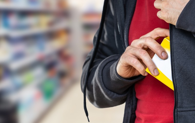 Un român prins la furat într-un supermarket din Italia a dat vina pe România că nu are suficienți bani pentru Crăciun