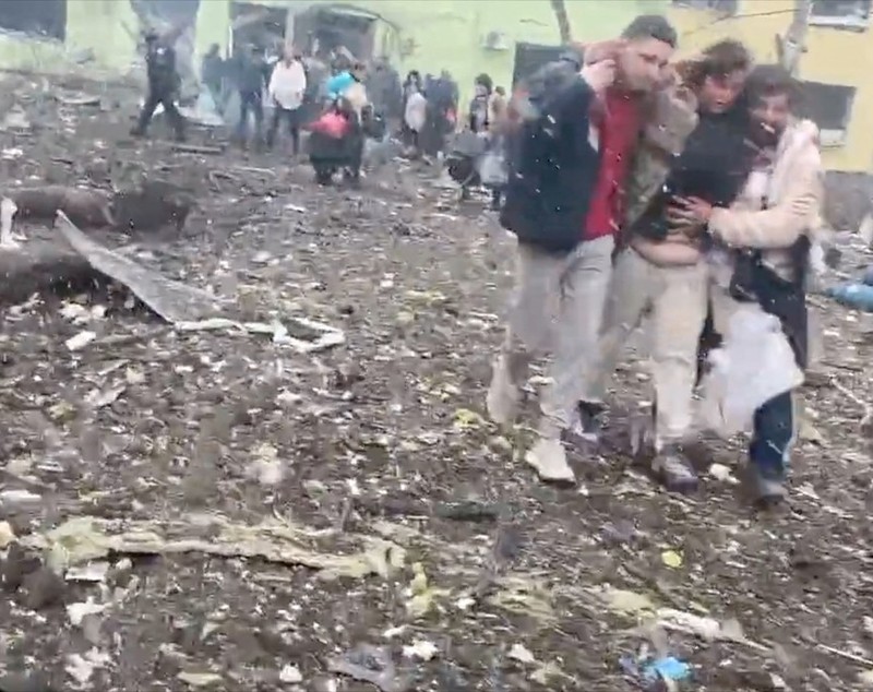 Maternitatea din Mariupol, bombardată de Rusia. Imagini cu femei însărcinate și rănite, evacuate din clădirea distrusă