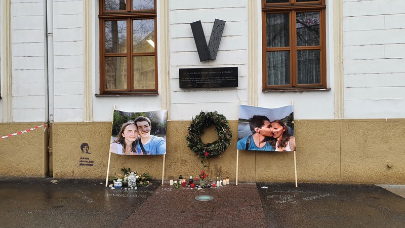 Placheta memorială a Revolutiei de catifea din piața SNP, lângă care în fiecare an sunt aprinse lumânări pentru Jan și Martina