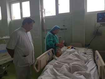Sorina Pintea, alături de o victimă din accidentul din Ialomița. Fotografia a fost publicată pe pagina de Facebook a Ministerului Sănătății