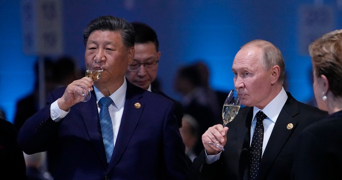 Vladimir Putin și Xi Jinping beau șampanie la o întâlnire