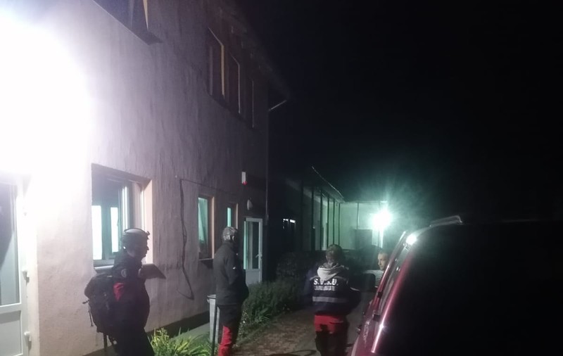 Un bărbat căutat de salvamontiști toată noaptea în pădure a fost găsit pe uliță: „Omul era bine-mersi şi se plimba prin sat”
