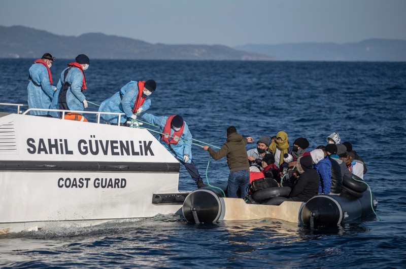 Trimiși înapoi de greci, migranți așteaptă să fie salvați de garda de coastă turcă