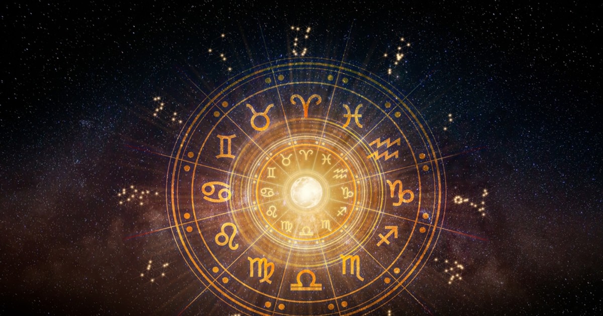 Solstițiul de iarnă 2024 și zodiile - Imagine cu semnele zodiacale aşesate în cerc, având în centru Soarele.