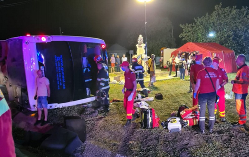 Un autocar cu ucraineni s-a răsturnat în Vrancea. 20 de oameni, printre care și copii, au ajuns la spital
