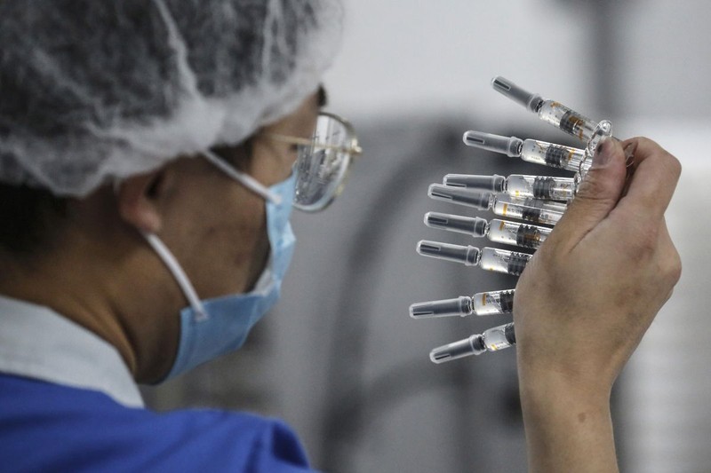 Producerea, livrarea și administrarea vaccinului va fi o treabă dificilă | FOTO: EPA