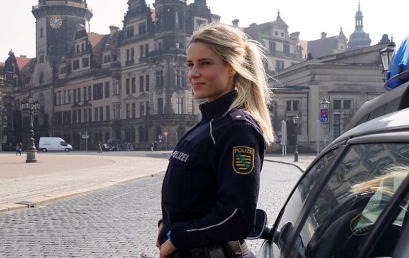 „Cea mai frumoasă polițistă din Germania” a renunțat la carieră, a devenit influencer și este vedetă TV: „Se câștigă mai bine”