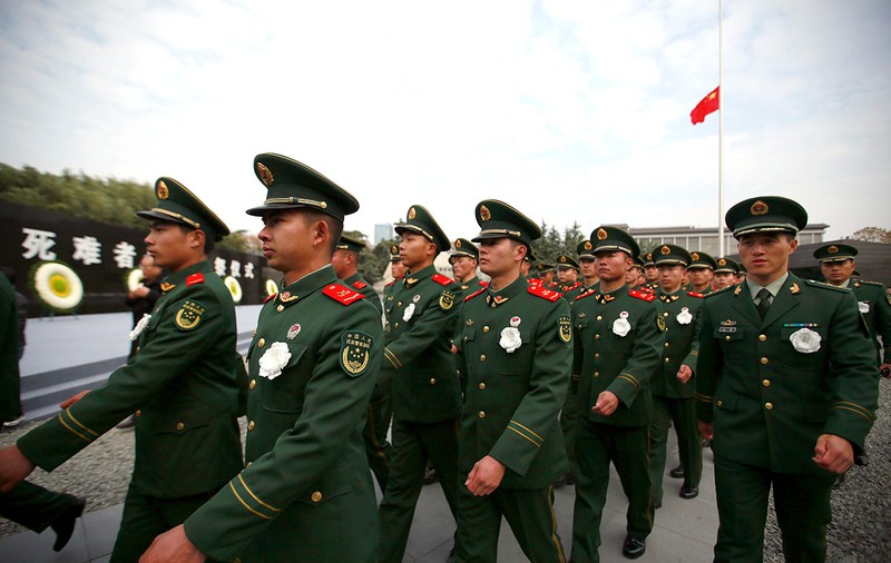 China adună armata la granița cu Hong Kong. Mai multe clipuri arată sute de vehicule militare în Shenzhen