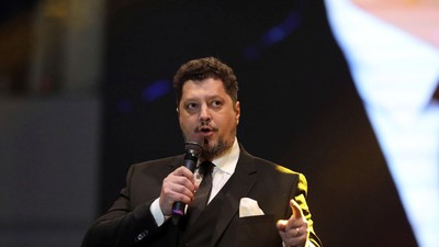 claudiu-tarziu-microfon-prezentare-candidati-aur-alegeri-europarlamentare-februarie-2024